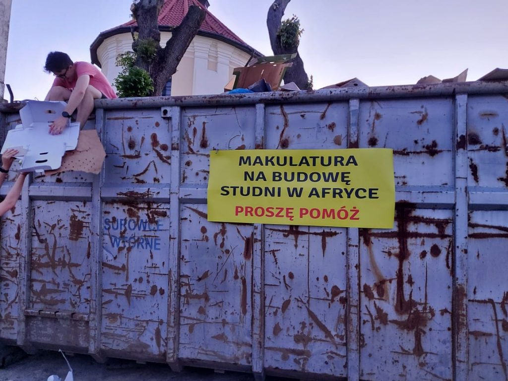 Makulatura na budowę studni w Afryce